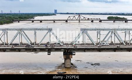 Hanoi, Vietnam. 10 septembre 2024. Le niveau d'eau de la rivière Rouge monte près de la surface du pont dans la capitale vietnamienne Hanoi, 10 septembre 2024. Mercredi matin, le typhon Yagi et les glissements de terrain et les inondations qui en ont résulté avaient fait 141 morts et 59 disparus dans la région nord du Vietnam, a annoncé le ministère de l'Agriculture et du développement rural. Crédit : VNA/Xinhua/Alamy Live News Banque D'Images