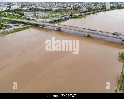 Hanoi, Vietnam. 10 septembre 2024. Cette photo prise le 10 septembre 2024 montre une rivière montante dans la province de Thai Binh, Vietnam. Mercredi matin, le typhon Yagi et les glissements de terrain et les inondations qui en ont résulté avaient fait 141 morts et 59 disparus dans la région nord du Vietnam, a annoncé le ministère de l'Agriculture et du développement rural. Crédit : VNA/Xinhua/Alamy Live News Banque D'Images