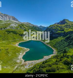 Nature alpine impressionnante au lac Formarin près de la Freiburger Hütte dans les Alpes du Vorarlberg Banque D'Images