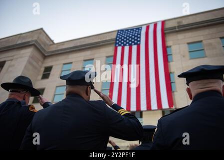 Arlington, États-Unis. 11 septembre 2024. Le drapeau américain est déployé sur le côté ouest du Pentagone le 11 septembre 2024 pour marquer le 23e anniversaire des attentats terroristes de 9/11 à Arlington, Virginie, le mercredi 11 septembre 2024. Photo de Annabelle Gordon/UPI crédit : UPI/Alamy Live News Banque D'Images