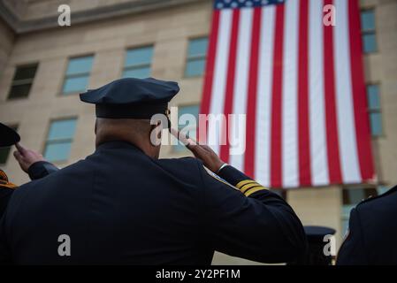 Arlington, États-Unis. 11 septembre 2024. Le drapeau américain est déployé sur le côté ouest du Pentagone le 11 septembre 2024 pour marquer le 23e anniversaire des attentats terroristes de 9/11 à Arlington, Virginie, le mercredi 11 septembre 2024. Photo de Annabelle Gordon/UPI crédit : UPI/Alamy Live News Banque D'Images