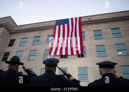 Arlington, États-Unis. 11 septembre 2024. Le drapeau américain est déployé sur le côté ouest du Pentagone le 11 septembre 2024 pour marquer le 23e anniversaire des attentats terroristes de 9/11 à Arlington, Virginie, le mercredi 11 septembre 2024. Photo de Annabelle Gordon/UPI crédit : UPI/Alamy Live News Banque D'Images