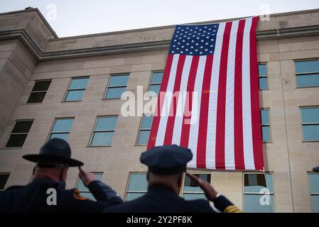 Arlington, États-Unis. 11 septembre 2024. Le drapeau américain est déployé sur le côté ouest du Pentagone le 11 septembre 2024 pour marquer le 23e anniversaire des attentats terroristes de 9/11 à Arlington, Virginie, le mercredi 11 septembre 2024. Photo de Annabelle Gordon/UPI crédit : UPI/Alamy Live News Banque D'Images