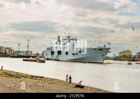 Le HMS Illustrious R06 porte-avions léger de la Marine royale amarré près de Greenwich sur le jours avant la célébration du Jubilé de diamant - Londres, Angleterre Banque D'Images