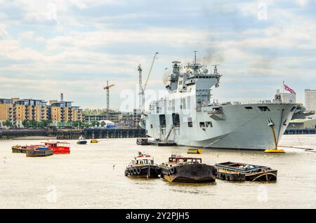 Le HMS Illustrious R06 porte-avions léger de la Marine royale amarré près de Greenwich sur le jours avant la célébration du Jubilé de diamant - Londres, Angleterre Banque D'Images