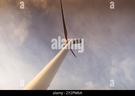 vue rapprochée du dessous d'une éolienne génératrice d'électricité. Concept d'énergie renouvelable Banque D'Images