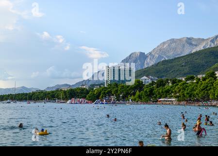 Vue de la ville de Makarska, station balnéaire touristique populaire sur la côte Adriatique de la Croatie le 20 août 2024 Banque D'Images