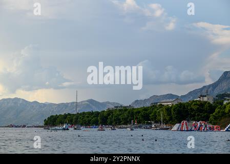 Vue de la ville de Makarska, station balnéaire touristique populaire sur la côte Adriatique de la Croatie le 20 août 2024 Banque D'Images