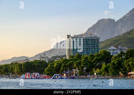 Vue de la ville de Makarska, station balnéaire touristique populaire sur la côte Adriatique de la Croatie le 20 août 2024 Banque D'Images