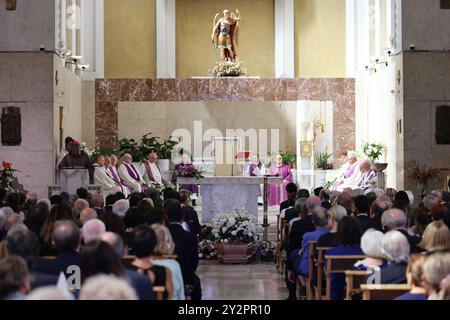 Palerme, Italie. 11 septembre 2024. nella foto il feretro di Maria Mattarella durante la celebrazione dellla messa Funerali della nipote del presidente Sergio Mattarella Maria Mattarella figlia di Piersanti - Palermo - Mercoled&#xec ; 11 Settembre 2024 (photo Alberto LoBianco /Lapresse) funérailles de la petite-fille du président Sergio Mattarella Maria Mattarella Piersanti - Palermo - Palermo - mercredi 11 septembre 2024 (photo Alberto Live News/Laamanco) Banque D'Images