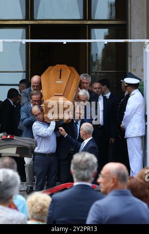 Palerme, Italie. 11 septembre 2024. nella foto il feretro di Maria Mattarella lascia la chiesa dopo il rito funebre Funerali della nipote del presidente Sergio Mattarella Maria Mattarella figlia di Piersanti - Palermo - Mercoled&#xec ; 11 Settembre 2024 (photo Alberto LoBianco /Lapresse) funérailles de la petite-fille du président Sergio Mattarella Maria Mattarella Piersanti - Palermo -, mercredi 11 septembre 2024 (photo Alanco/Lapy presse) Banque D'Images