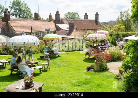 Une journée d'été dans le jardin de bière du White Lion Inn à Bourton, Dorset, Angleterre Banque D'Images