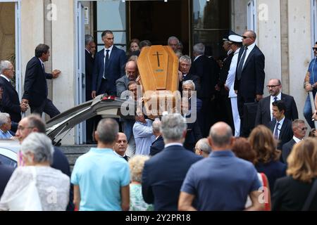 Palerme, Italie. 11 septembre 2024. nella foto il feretro di Maria Mattarella lascia la chiesa dopo il rito funebre Funerali della nipote del presidente Sergio Mattarella Maria Mattarella figlia di Piersanti - Palermo - Mercoled&#xec ; 11 Settembre 2024 (photo Alberto LoBianco /Lapresse) funérailles de la petite-fille du président Sergio Mattarella Maria Mattarella Piersanti - Palermo -, mercredi 11 septembre 2024 (photo Alanco/Lapy presse) Banque D'Images