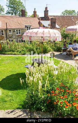 Une journée d'été dans le jardin de bière du White Lion Inn à Bourton, Dorset, Angleterre Banque D'Images