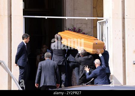 Palerme, Italie. 11 septembre 2024. nella foto il feretro di Maria Mattarella entro la chiesa di San Michele Arcangelo Funerali della nipote del presidente Sergio Mattarella Maria Mattarella figlia di Piersanti - Palermo - Mercoled&#xec ; 11 Settembre 2024 (photo Alberto LoBianco /Lapresse) funérailles de la petite-fille du président Sergio Mattarella Maria Mattarella Piersanti - Palerme - Palermo - mercredi 11 septembre, 11 septembre 2024 (Alermo) Banque D'Images