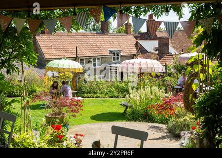 Une journée d'été dans le jardin de bière du White Lion Inn à Bourton, Dorset, Angleterre Banque D'Images