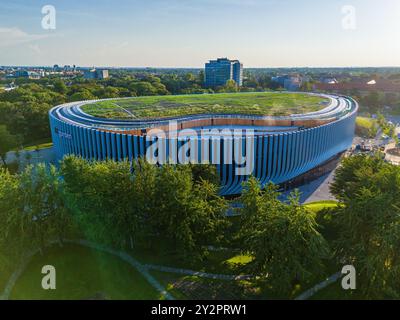 MUNICH, ALLEMAGNE, 28 AOÛT 2024 : vue aérienne du SAP Garden, le nouveau stade du club de hockey sur glace EHC Red Bull de Munich Banque D'Images