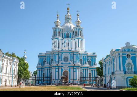 SAINT-PÉTERSBOURG, RUSSIE - 16 JUILLET 2023 : Cathédrale de Smolny (Cathédrale de la Résurrection du Christ) un jour ensoleillé de juillet Banque D'Images