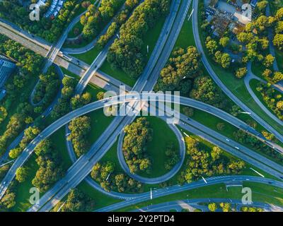 Une vue aérienne regardant vers le bas le pont autoroutier Banque D'Images
