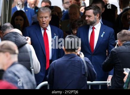 New York, États-Unis. 10 septembre 2024. L’ancien président américain Donald Trump, à gauche, et son colistier JD Vance, à droite, arrivent avant le début de la cérémonie de commémoration de 911 au National 11 septembre Memorial and Museum à New York le mercredi 11 septembre 2024. Photo de Peter Foley/UPI crédit : UPI/Alamy Live News Banque D'Images