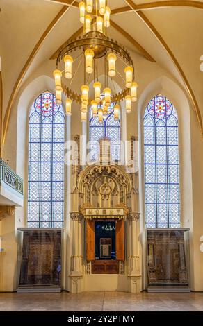 Prague, République tchèque - 27 mai 2024 : autel principal à l'intérieur de la synagogue Maisel, une congrégation et synagogue juive, située dans l'ancien quartier juif Banque D'Images