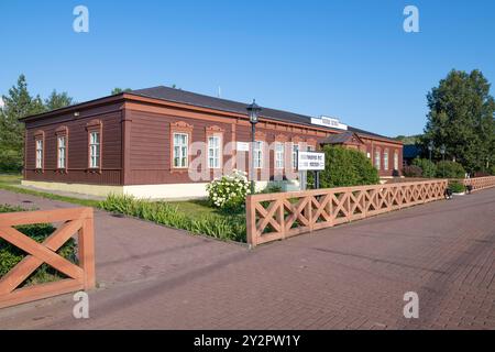 TOLSTOVSKIE DACHI, RUSSIE - 14 JUILLET 2024 : vue de l'ancien bâtiment en bois de la gare de Kozlova Zaseka (Yasnaya Polyana) sur un J ensoleillé Banque D'Images