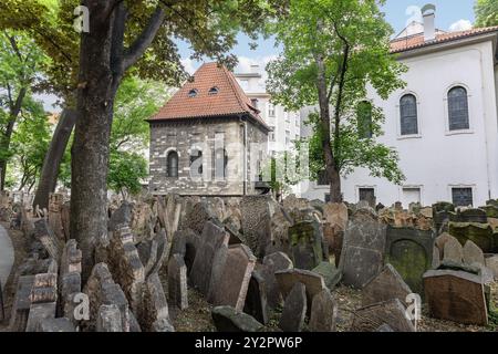 Prague, République tchèque - 27 mai 2024 : le vieux cimetière juif, un cimetière de Prague, République tchèque, l'un des plus grands de son genre en Europe Banque D'Images