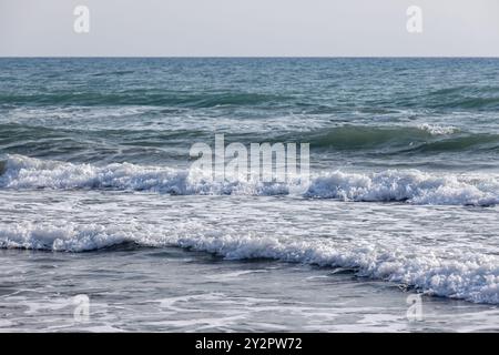 Eau de mer du rivage avec des vagues et de la mousse, photo de fond naturel abstrait Banque D'Images