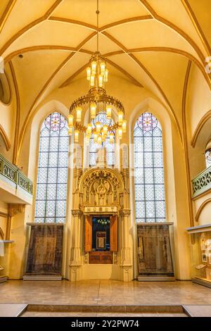 Prague, République tchèque - 27 mai 2024 : autel principal à l'intérieur de la synagogue Maisel, une congrégation et synagogue juive, située dans l'ancien quartier juif Banque D'Images