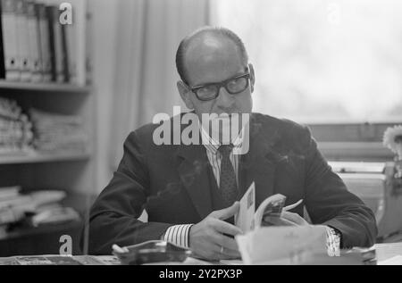 Courant 43-2-1970 : Heradstveit est un peu vert. Per Øyvind Heradstveit ne critique pas le premier ministre Per Borten pour la citation de son nouveau livre "Ett minut til send". D'autre part, la déclaration peut le faire tomber. Ustvedt a donné à Heradstveit une vive réprimande.photo. Ivar Aaserud / Aktuell / NTB ***la photo n'est pas traitée*** le texte de l'image est traduit automatiquement le texte de l'image est traduit automatiquement Banque D'Images