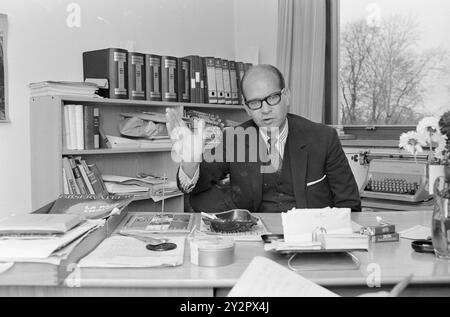 Courant 43-2-1970 : Heradstveit est un peu vert. Per Øyvind Heradstveit ne critique pas le premier ministre Per Borten pour la citation de son nouveau livre "Ett minut til send". D'autre part, la déclaration peut le faire tomber. Ustvedt a donné à Heradstveit une vive réprimande.photo. Ivar Aaserud / Aktuell / NTB ***la photo n'est pas traitée*** le texte de l'image est traduit automatiquement le texte de l'image est traduit automatiquement Banque D'Images