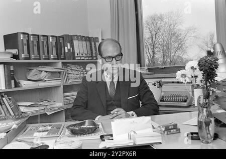 Courant 43-2-1970 : Heradstveit est un peu vert. Per Øyvind Heradstveit ne critique pas le premier ministre Per Borten pour la citation de son nouveau livre "Ett minut til send". D'autre part, la déclaration peut le faire tomber. Ustvedt a donné à Heradstveit une vive réprimande.photo. Ivar Aaserud / Aktuell / NTB ***la photo n'est pas traitée*** le texte de l'image est traduit automatiquement le texte de l'image est traduit automatiquement Banque D'Images