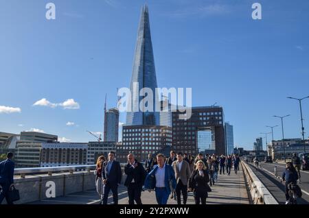 Londres, Royaume-Uni. 11 septembre 2024. Londres - 11 septembre 2024, les gens marchent le long du pont de Londres alors que l'Office for National Statistics (ONS) rapporte que l'économie britannique s'est stabilisée de façon inattendue en juillet pour le deuxième mois consécutif. Crédit : SOPA images Limited/Alamy Live News Banque D'Images