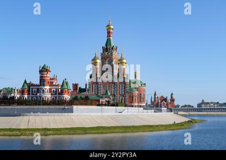 YOSHKAR-OLA, RUSSIE - 31 AOÛT 2024 : vue de la cathédrale de l'Annonciation de la Bienheureuse Vierge Marie par un matin ensoleillé d'août Banque D'Images