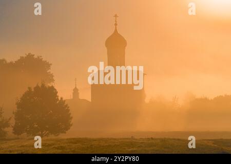 Silhouette de l'église médiévale de l'intercession sur le Nerl dans le brouillard matinal illuminé par le soleil levant. Bogolyubovo, anneau d'or de la Russie Banque D'Images