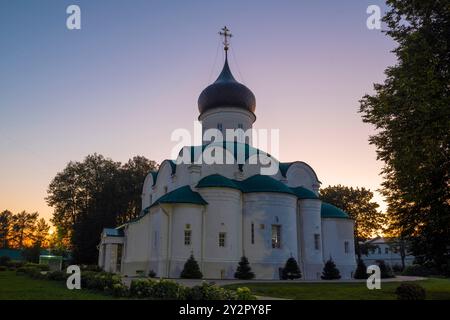 L'ancienne cathédrale de la Trinité donneuse de vie (1513) à Aleksandrovskaya Sloboda sur un crépuscule de septembre soir. Aleksandrov. Région de Vladimir, Rus Banque D'Images