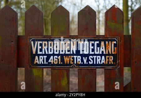 Vieux panneau officiel hollandais traditionnel disant entrée interdite de près sur une clôture en bois Banque D'Images