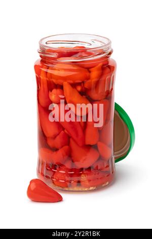 Pot en verre avec de minuscules poivrons mexicains rouges marinés isolés sur fond blanc de près Banque D'Images