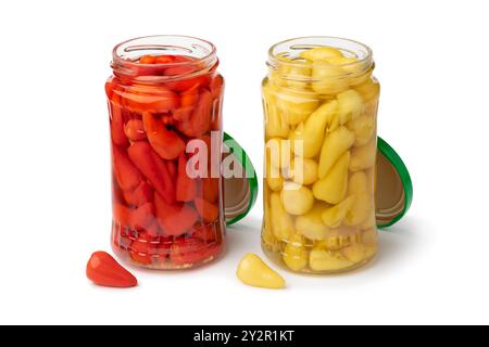 Deux bocaux en verre avec des piments chauds mexicains marinés rouges et jaunes isolés sur fond blanc de près Banque D'Images