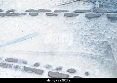 Photographie aérienne captivante montrant les étangs salants géométriques utilisés pour l'extraction du sel à Quero, Tolède, Espagne, mettant en évidence le pari d'interaction Banque D'Images