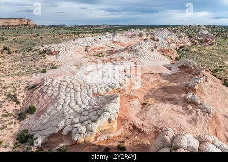 Une photo aérienne panoramique capturant les formations rocheuses complexes et étonnantes de White Pocket dans le Vermilion Cliffs National Monument, Arizona Banque D'Images