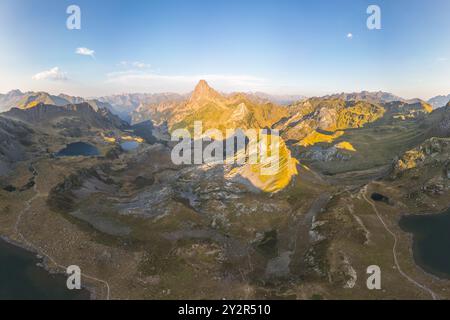 D'en haut, une vue aérienne capture les majestueux Lacs d'Ayous dans les Pyrénées françaises au lever du soleil. Le paysage présente des pics accidentés et serein la Banque D'Images