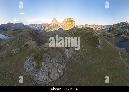 Vue d'en haut, cette image capturée par drone met en valeur les superbes Lacs d'Ayous dans les Pyrénées françaises, mis en valeur par des sommets ensoleillés et une montagne tranquille Banque D'Images