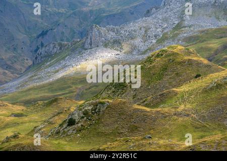 Un paysage dynamique des Pyrénées françaises avec ses collines ondulantes, ses formations rocheuses déchiquetées et sa végétation luxuriante, mettant en valeur la beauté naturelle de Banque D'Images