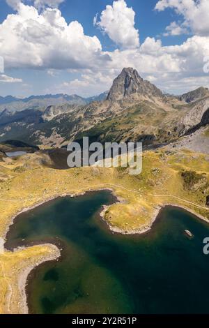 D'en haut, capturez la vue aérienne à couper le souffle sur les paisibles Lacs d'Ayous avec le majestueux pic du midi d'Ossau dans les Pyrénées françaises. L'image sh Banque D'Images