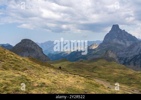 Paysage à couper le souffle des Pyrénées françaises, présentant des vallées verdoyantes et des sommets montagneux spectaculaires sous un ciel nuageux. Banque D'Images