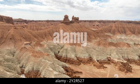 Une superbe photographie aérienne capturant les formations rocheuses complexes et surréalistes du Goblin Valley State Park, situé dans l'Utah, aux États-Unis Banque D'Images