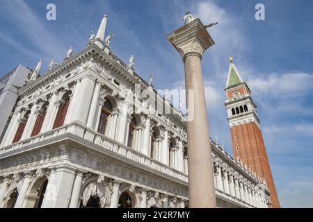 Une vue imprenable sur le Campanile de Saint-Marc et la Bibliothèque nationale de Saint-Marc à Venise, mettant en valeur l'architecture complexe de la Renaissance contre un c Banque D'Images