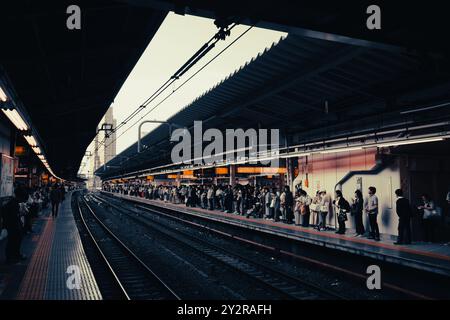 TOKYO, JAPON - 11 MAI 2019 : quai de la gare de Shinjuku et chemin de fer à Tokyo, Japon Banque D'Images