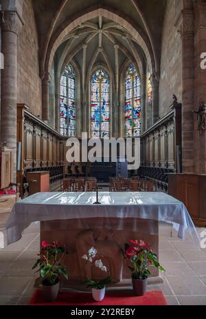 Étival-Clairefontaine, France - 09 01 2024 : Abbaye Saint-Pierre. Vue à l'intérieur de l'abbaye du vitrail et de l'autel Banque D'Images